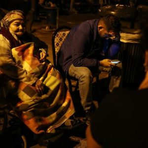 زلزال اسطنبول القوي يجبر بعض السكان على النوم في الشارع خوفاً من توابعه "ًصور" 1