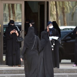 إحداهن سارت دون عباءة… 5 نساء أحدثن ضجة في الوطن العربي