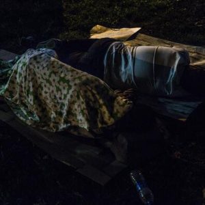 زلزال اسطنبول القوي يجبر بعض السكان على النوم في الشارع خوفاً من توابعه "ًصور" 3