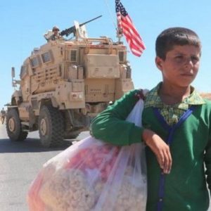 بالفيديو: طفل سوري يخترق دورية أميركية – تركية بحثاً عن مشتري لبضاعته!