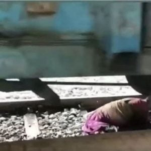 مشهد مرعب لعجوز تستلقي بين عجلات القطار “فيديو”