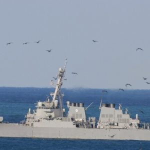 مدمرة أمريكية في ميناء بيروت