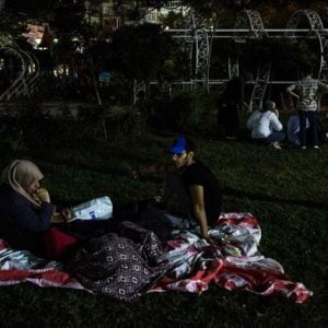 زلزال اسطنبول القوي يجبر بعض السكان على النوم في الشارع خوفاً من توابعه "ًصور" 5