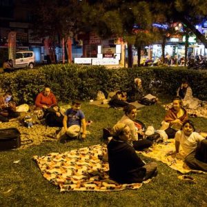 زلزال اسطنبول القوي يجبر بعض السكان على النوم في الشارع خوفاً من توابعه "ًصور" 7