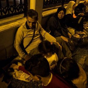 زلزال اسطنبول القوي يجبر بعض السكان على النوم في الشارع خوفاً من توابعه "ًصور" 9