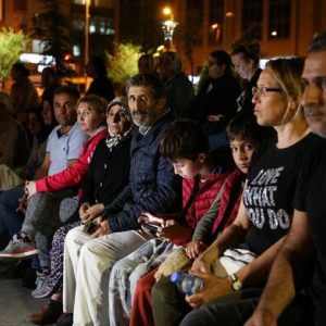 زلزال اسطنبول القوي يجبر بعض السكان على النوم في الشارع خوفاً من توابعه "ًصور" 13