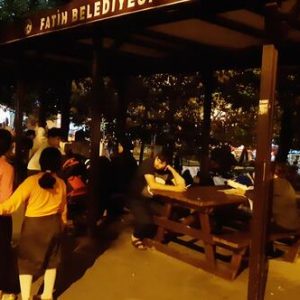 زلزال اسطنبول القوي يجبر بعض السكان على النوم في الشارع خوفاً من توابعه "ًصور" 17