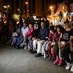 زلزال اسطنبول القوي يجبر بعض السكان على النوم في الشارع خوفاً من توابعه "ًصور" 19