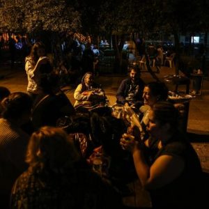 زلزال اسطنبول القوي يجبر بعض السكان على النوم في الشارع خوفاً من توابعه "ًصور" 11