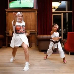 المطربة الإنجليزية “آن ماري” تقدم عرضا للكاراتيه مع طفلة تركية