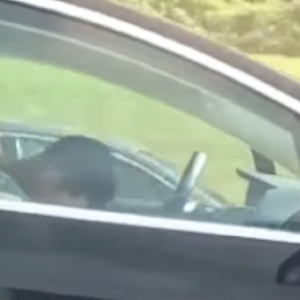 بالفيديو .. سائق سيارة غارق في نوم عميق أثناء القيادة على طريق سريع!!.. هذا ماحدث له