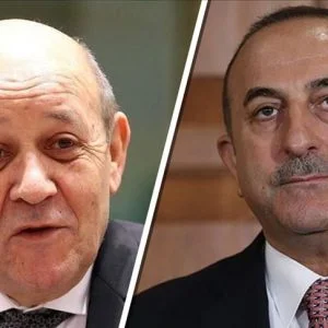 تشاووش أوغلو يهاتف نظيره الفرنسي .. هذا أبرز مابحثاه