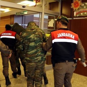 انتهاء التحقيقات في قضية تجاوز عسكريين يونانيين الحدود التركية.. هل قررت المحكمة الإفراج عنهم؟