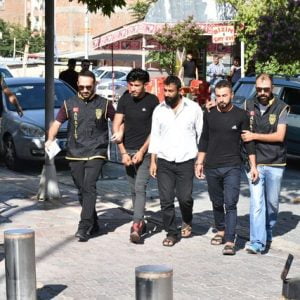 تركيا.. عصابة سورية تنتحل صفة ضباط شرطة وتسرق ذهب ومبالغ مالية "صور" 3