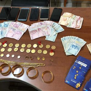 تركيا.. عصابة سورية تنتحل صفة ضباط شرطة وتسرق ذهب ومبالغ مالية "صور" 1