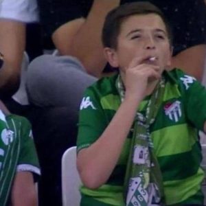 بالصور.. حقيقة "طفل الاستاد المدخن" تثير صدمة في تركيا 1