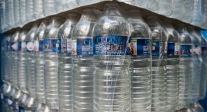 الكشف عن مادة سامة في زجاجات المياه المعدنية