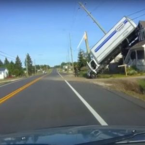 شاحنة ضخمة تقفز فوق سطح منزل .. كيف استطاعت الطيران؟! (فيديو)