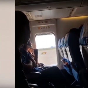 بالفيديو .. امرأة تفتح مخرج طوارئ الطائرة أثناء إقلاعها