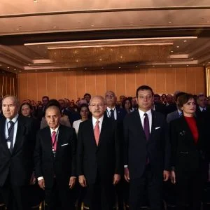 علم النظام السوري وصور الأسد في مؤتمر للمعارضة التركية بإسطنبول