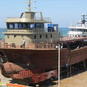 عائلة تركية تطور مهنة والدهم من إنتاج قوارب خشبية إلى سفن الصيد