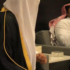 سفير السعودية في الأردن يشعل سيجارة لشيخ قطري (فيديو)