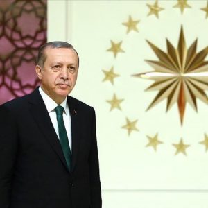 أردوغان يهنئ ربّاعة تركية بفوزها بلقب بطلة العالم لرفع الأثقال