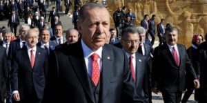 الرئيس أردوغان يزور قبري والديه في إسطنبول (صور)