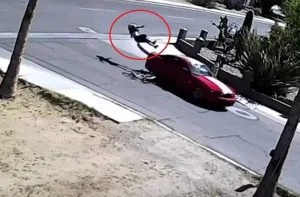 جريمة مرعبة.. زوج يدهس طليقته أمام منزلها وحينما حاولت الهرب قطّعها بساطور!