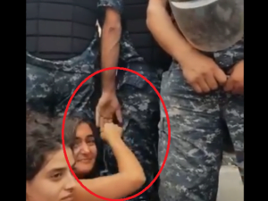 “شاهد” فيديو اُلتقط خلسة بين جندي لبناني ومتظاهرة يشعل مواقع التواصل
