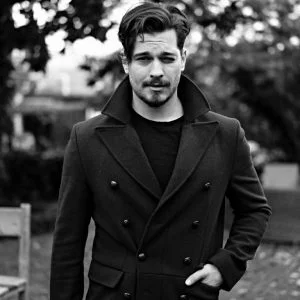 الفنان التركي شاتاي أولوسوي يفوز بجائزة عالمية في دبي