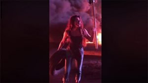 الفنانة اللبنانية نادين الراسي تشعل الاطارات وسط بيروت وتصرخ: “أنا جوعانة ومديونة” (فيديو)