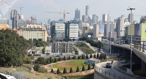 “فضيحة عارضة أزياء” تطارد زعيما عربيا