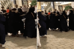 بالفيديو… مشاجرة نسائية حامية في دولة خليجية