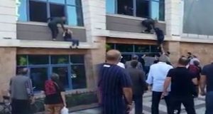 تركية تقفز من نافذة مكتبها ظناً منها وقوع زلزال (فيديو)