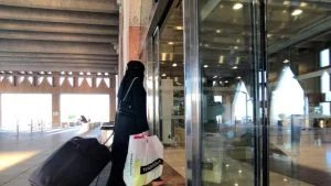 داعية سعودي يُنهي الجدل حول إلزامية إخبار الزوجة الأولى بالزواج من الثانية