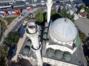 إزالة مئذنة جامع تضررت بفعل زلزال إسطنبول