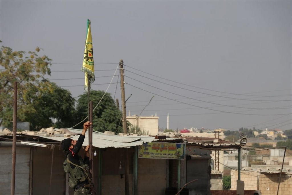 جنود الجيش الوطني السوري ينزلون أعلام الوحدات الكردية من قرية تل حلف بعد السيطرة عليها "ًصور" 5