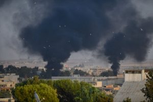 ارتفاع اعمدة الدخان السوداء من مدينة تل أبيض الواقعة تحت سيطرة الوحدات الكردية”صور”