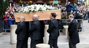 بالفيديو .. الميت يتحدث ويفجر الضحك خلال جنازته!!