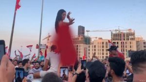 راقصة تؤدي وصلة رقص في ساحة الشهداء في بيروت!! (فيديو)