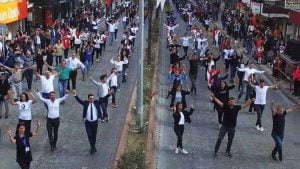 بمناسبة عيد الجمهورية.. مئات الأتراك يؤدون رقصة شهيرة بطريقة مميزة (فيديو)