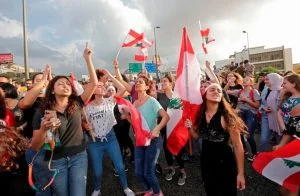 مذيعة بقناة تابعة للرئيس اللبناني: “كم حالة حمل بالمظاهرات؟” (فيديو)