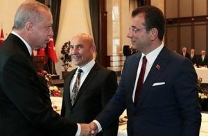 إمام أوغلو يؤدي صلاة الجمعة بجانب الرئيس أردوغان (صورة)