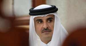 ماذا فعل أمير قطر لحظة عزف سلام البحرين بالدوحة (فيديو)