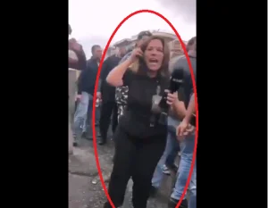 مراسلة لبنانية تسب الذات الإلهية وتشتبك مع المتظاهرين.. هذا ما حدث وأفقدها صوابها! (فيديو)