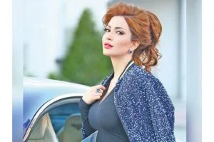 فيديو مُحرج .. الهواء يُطير فستان الفنانة السورية نسرين طافش!