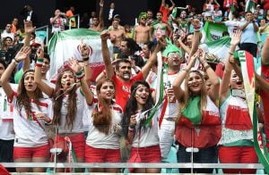 مشجعات إيرانيات يدخلن ملاعب الكرة لأول مرة منذ 40 عاما (صور)