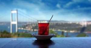 لعشاق الشاي… ماذا يفعل كوب الشاي بدماغ الإنسان؟!