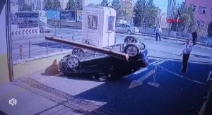 حادث مروري غريب يشعل مواقع التواصل في تركيا (فيديو)